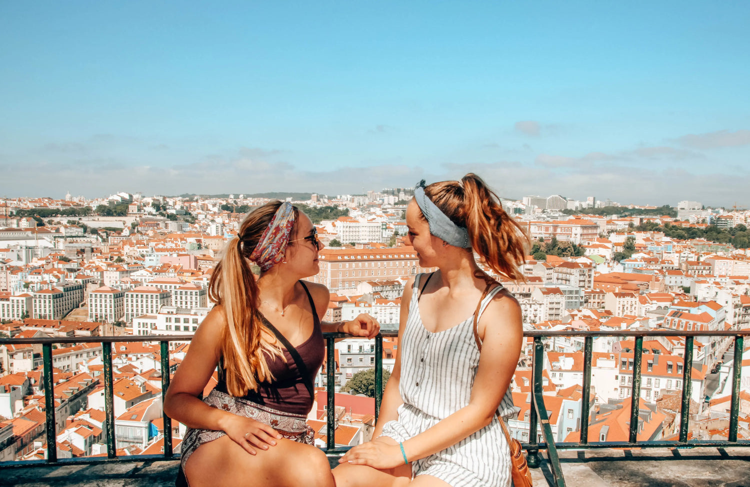 friends-chat-at-city-lookout